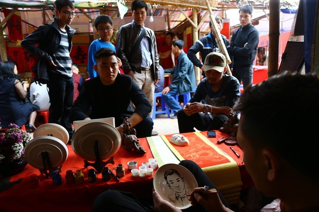 Người dân Thủ đô trẩy hội phố ông đồ xin chữ ngày mùng 1 Tết ảnh 9